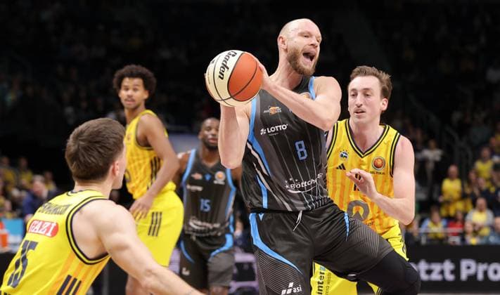 Robin Christen am Ball, Moses Wood Zweikampf Spielszene Aktion Basketball BBL Pokal Herren Viertelfinale Saison 2025 2026 17.11.2025 ALBA Berlin vs Science City Jena
