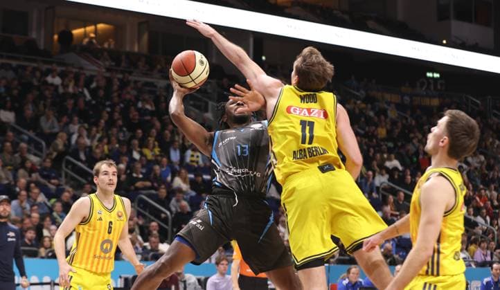 Keith Braxton JR am Ball, Moses Wood Zweikampf Spielszene Aktion Basketball BBL Pokal Herren Viertelfinale Saison 2025 2026 17.11.2025 ALBA Berlin vs Science City Jena