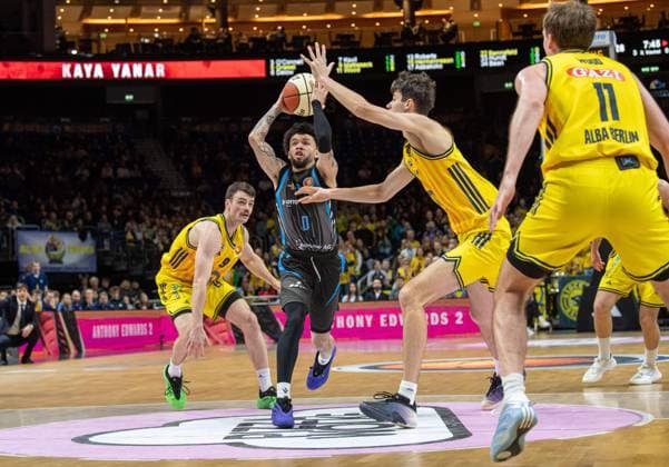 Basketball, Herren, Saison 2025 2026, BBL Pokal (Viertelfinale), Alba Berlin - Science City Jena, v.l. Jonas Mattiseck (Alba), Tavian Dunn-Martin (Jena), Nevio Bennefeld (Alba), Moses Wood (Alba), 17.11.2025, Copyright: xSebastianxRäppold MatthiasxKochx