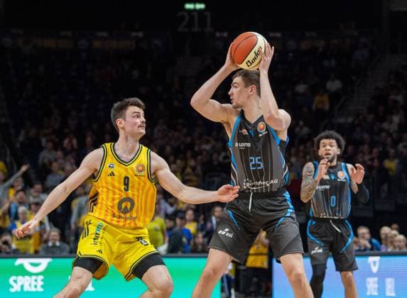 Basketball, Herren, Saison 2025 2026, BBL Pokal (Viertelfinale), Alba Berlin - Science City Jena, v.l. Jonas Mattiseck (Alba), Lorenz Bank (Jena), 17.11.2025, Copyright: xSebastianxRäppold MatthiasxKochx