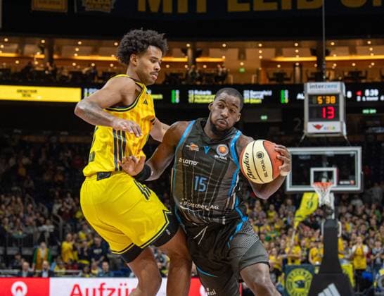 Basketball, Herren, Saison 2025 2026, BBL Pokal (Viertelfinale), Alba Berlin - Science City Jena, v.l. Norris Agbakoko (Alba), Naz Bohannon (Jena), 17.11.2025, Copyright: xSebastianxRäppold MatthiasxKochx