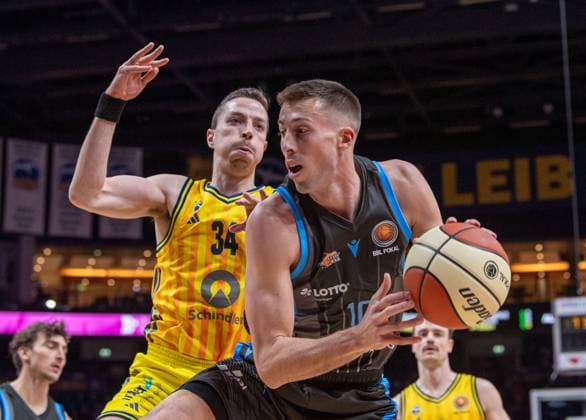 Basketball, Herren, Saison 2025 2026, BBL Pokal (Viertelfinale), Alba Berlin - Science City Jena, v.l. Justin Bean (Alba), Joe Wieskamp (Jena), 17.11.2025, Copyright: xSebastianxRäppold MatthiasxKochx