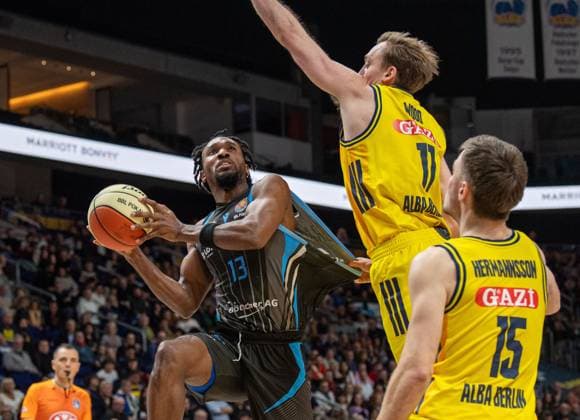 Basketball, Herren, Saison 2025 2026, BBL Pokal (Viertelfinale), Alba Berlin - Science City Jena, v.l. Keith Braxton JR (Jena), Moses Wood (Alba), Martin Hermannsson (Alba), 17.11.2025, Copyright: xSebastianxRäppold MatthiasxKochx