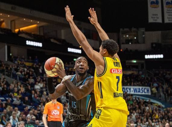 Basketball, Herren, Saison 2025 2026, BBL Pokal (Viertelfinale), Alba Berlin - Science City Jena, v.l. Naz Bohannon (Jena), Jack Kayil (Alba), 17.11.2025, Copyright: xSebastianxRäppold MatthiasxKochx