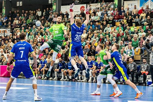 Philipp Ahouansou (HSG Wetzlar, 19) vs Tom Kiesler (VfL Gummersbach, 30), Julian Koester (VfL Gummersbach, 07), Kristjan Horzen (VfL Gummersbach, 27) GER, HSG Wetzlar vs VfL Gummersbach, Handball, 1. Bundesliga Herren, 12. Spieltag, Spielzeit 2025 2026, 17.11.2025 GER, HSG Wetzlar vs VfL Gummersbach, Handball, 1. Bundesliga Herren, 12. Spieltag, Spielzeit 2025 2026, 17.11.2025 Wetzlar Copyright: xEibner-Pressefoto GerhardxWingenx EP_GWR