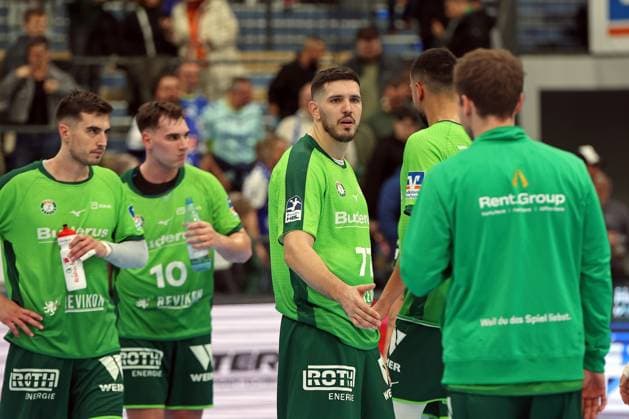 17.11.2025, xovx, Handball Daikin Handball Bundesliga, HSG Wetzlar - VfL Gummersbach v.l. Filip Vistorop (HSG Wetzlar), Josip Simic (HSG Wetzlar), Stefan Cavor (HSG Wetzlar), Philipp Ahouansou (HSG Wetzlar), Dominik Mappes (HSG Wetzlar) enttäuscht, enttäuscht schauend nach der 29:31 Niederlage gegen Gummersbach Wetzlar Buderus-Arena Hessen Deutschland (DE)