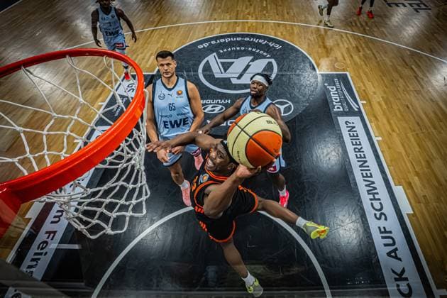 1. Basketball Bundesliga, easyCredit BBL, Saison 2025 2026, Herren, Pokal. Viertelfinale, 17.11.2025, RASTA Vechta - EWE Baskets Oldenburg Malcolm Dandridge ( 23 - RASTA Vechta) beim Korbleger Vechta RASTA Dome Niedersachsen Deutschland