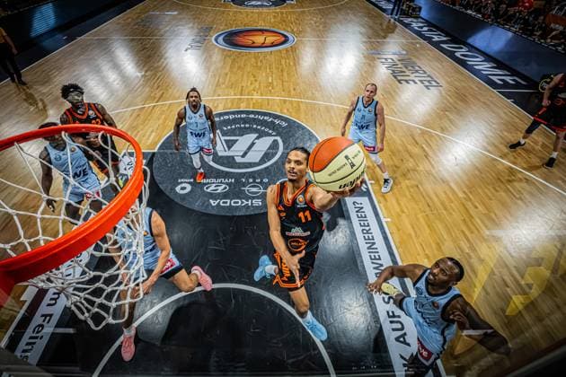 1. Basketball Bundesliga, easyCredit BBL, Saison 2025 2026, Herren, Pokal. Viertelfinale, 17.11.2025, RASTA Vechta - EWE Baskets Oldenburg Alonzo Verge ( 11 - RASTA Vechta) beim Korbleger Vechta RASTA Dome Niedersachsen Deutschland