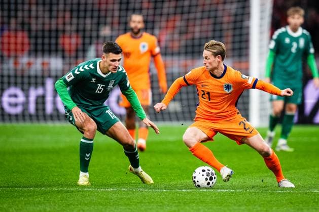 World Cup qualification: The Netherlands v Lithuania Amsterdam - Gvidas Gineitis of Lithuania, Frenkie de Jong of The Netherlands during the qualification match for the World Cup 2026. The match is set between The Netherlands and Lithuania at Johan Cruyff Arena on 17 November 2025 in Amsterdam, The Netherlands. (VK Sportphoto Yannick Verhoeven) Copyright: xYannickxVerhoevenx