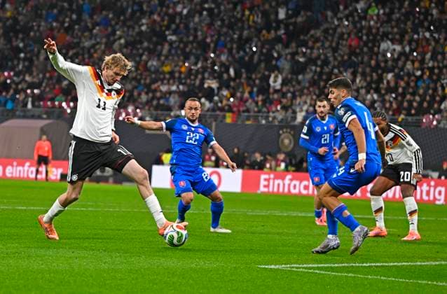 17.11.2025, Fussball WM-Qualifikation Europa 2025 26, 10.Spieltag, Deutschland - Slowakei, in der Red-Bull-Arena Leipzig (Deutschland). v.l. Nick Woltemade (Deutschland) gegen Stanislav Lobotka (Slowakei) , Matus Bero (Slowakei), Adam Obert (Slowakei) und Serge Gnabry (Deutschland)