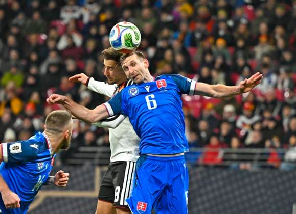 17.11.2025, Fussball WM-Qualifikation Europa 2025 26, 10.Spieltag, Deutschland - Slowakei, in der Red-Bull-Arena Leipzig (Deutschland). v.l. Leon Goretzka (Deutschland) gegen Norbert Gyömber (Slowakei)