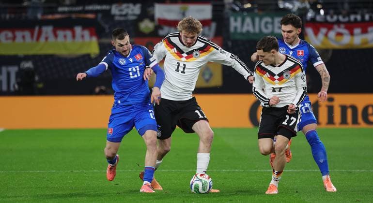 Leipzig , Fußball Länderspiel WM Qualifikation ( Europa ) , Deutschland vs. Slowakei , von links: Matus Bero ( SVK ) Nick Woltemade ( GER ) Florian Wirtz ( GER )