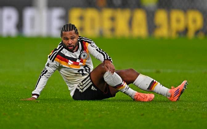 17.11.2025, Fussball WM-Qualifikation Europa 2025 26, 10.Spieltag, Deutschland - Slowakei, in der Red-Bull-Arena Leipzig (Deutschland). Serge Gnabry (Deutschland) am Boden.