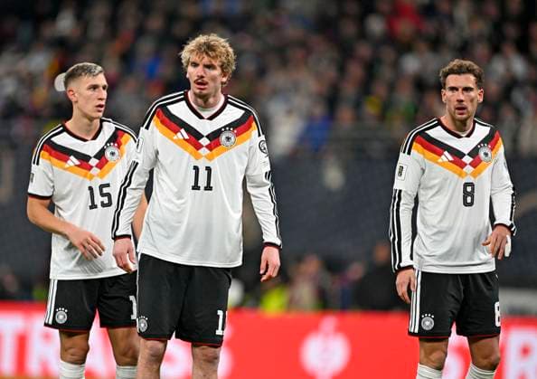 17.11.2025, Fussball WM-Qualifikation Europa 2025 26, 10.Spieltag, Deutschland - Slowakei, in der Red-Bull-Arena Leipzig (Deutschland). v.l. Nico Schlotterbeck (Deutschland), Nick Woltemade (Deutschland) und Leon Goretzka (Deutschland) nachdenklich.