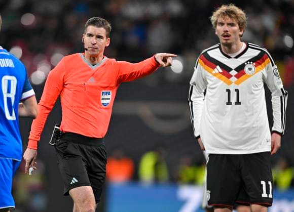 17.11.2025, Fussball WM-Qualifikation Europa 2025 26, 10.Spieltag, Deutschland - Slowakei, in der Red-Bull-Arena Leipzig (Deutschland). Schiedsrichter Francois Letexier (Frankreich) und Nick Woltemade (Deutschland)