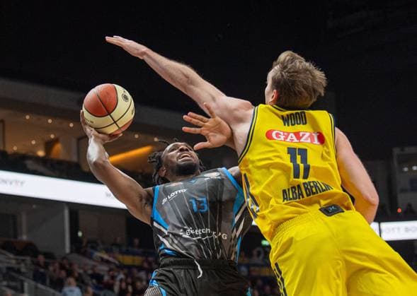 Basketball, Herren, Saison 2025 2026, BBL Pokal (Viertelfinale), Alba Berlin - Science City Jena, v.l. Keith Braxton JR (Jena), Moses Wood (Alba), 17.11.2025, Copyright: xSebastianxRäppold MatthiasxKochx