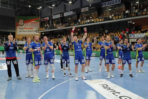 17.11.2025, xovx, Handball Daikin Handball Bundesliga, HSG Wetzlar - VfL Gummersbach Die Spieler des VfL Gummersbach bejubeln den 31:29 Sieg in Wetzlar Wetzlar Buderus-Arena Hessen Deutschland (DE)