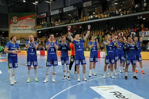 17.11.2025, xovx, Handball Daikin Handball Bundesliga, HSG Wetzlar - VfL Gummersbach Die Spieler des VfL Gummersbach bejubeln den 31:29 Sieg in Wetzlar Wetzlar Buderus-Arena Hessen Deutschland (DE)