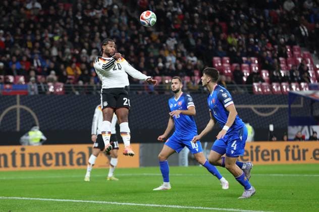 17.11.2025, xtgx, Fussball WM-Qualifikation 2026, Deutschland - Slowakei v.l. Serge Gnabry (Deutsche Fussball Nationalmannschaft DFB), Adam Obert (Slowakei) (DFL DFB REGULATIONS PROHIBIT ANY USE OF PHOTOGRAPHS as IMAGE SEQUENCES and or QUASI-VIDEO) Leipzig