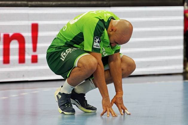 17.11.2025, xovx, Handball Daikin Handball Bundesliga, HSG Wetzlar - VfL Gummersbach Cyrill Akakpo (HSG Wetzlar) enttäuscht, enttäuscht schauend nach der 29:31 Niederlage gegen den VfL Gummersbach Wetzlar Buderus-Arena Hessen Deutschland (DE)