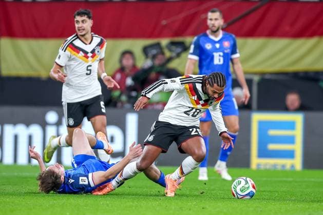 17.11.2025, Fußball, Länderspiel, WM-Qualifikation Europa, Deutschland - Slowakei, Red Bull Arena (Leipzig), 10. Spieltag, Saison 2025 2026: xs07 im Zweikampf gegen Serge Gnabry (GER 20) Regulations prohibit any use of photographs as image sequences and or quasi-video. Sachsen Deutschland