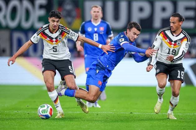 17.11.2025, Fußball, Länderspiel, WM-Qualifikation Europa, Deutschland - Slowakei, Red Bull Arena (Leipzig), 10. Spieltag, Saison 2025 2026: Aleksandar Pavlovic (GER 05) im Zweikampf gegen David Strelec (SLK 15) neben Leroy Sane (GER 19) Regulations prohibit any use of photographs as image sequences and or quasi-video. Sachsen Deutschland