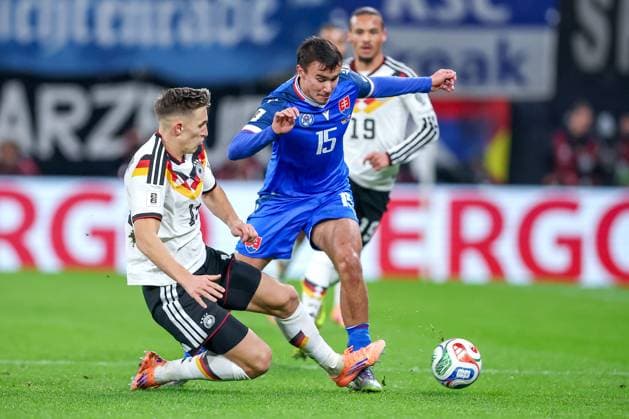 17.11.2025, Fußball, Länderspiel, WM-Qualifikation Europa, Deutschland - Slowakei, Red Bull Arena (Leipzig), 10. Spieltag, Saison 2025 2026: Nico Schlotterbeck (GER 15) verteidigt gegen David Strelec (SLK 15) Regulations prohibit any use of photographs as image sequences and or quasi-video. Sachsen Deutschland