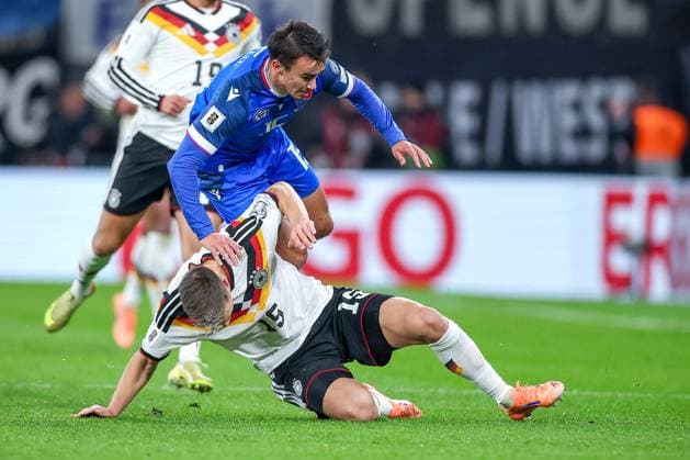 17.11.2025, Fußball, Länderspiel, WM-Qualifikation Europa, Deutschland - Slowakei, Red Bull Arena (Leipzig), 10. Spieltag, Saison 2025 2026: Nico Schlotterbeck (GER 15) verteidigt gegen David Strelec (SLK 15) Regulations prohibit any use of photographs as image sequences and or quasi-video. Sachsen Deutschland