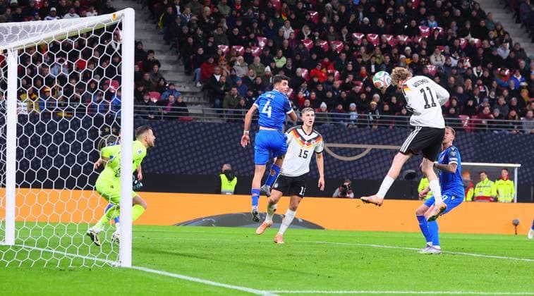 Deutschland - Slowakei WM Qualifikation Leipzig, 17.11.2025, Red Bull Arena, Fussball, WM Qualifikation , BR Deutschland (DEU) vs. Slowakei (SVK) , Tor für Deutschland zum 1:0. Im Bild: Torschütze Nick Woltemade (2.v.r., 11, DEU) trifft per Kopfball gegen Torwart Martin Dubravka (SVK) ,