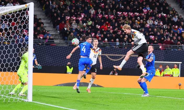 Deutschland - Slowakei WM Qualifikation Leipzig, 17.11.2025, Red Bull Arena, Fussball, WM Qualifikation , BR Deutschland (DEU) vs. Slowakei (SVK) , Tor für Deutschland zum 1:0. Im Bild: Torschütze Nick Woltemade (2.v.r., 11, DEU) trifft per Kopfball gegen Torwart Martin Dubravka (SVK) ,