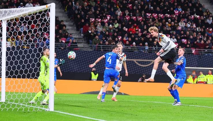 Deutschland - Slowakei WM Qualifikation Leipzig, 17.11.2025, Red Bull Arena, Fussball, WM Qualifikation , BR Deutschland (DEU) vs. Slowakei (SVK) , Tor für Deutschland zum 1:0. Im Bild: Torschütze Nick Woltemade (2.v.r., 11, DEU) trifft per Kopfball gegen Torwart Martin Dubravka (SVK) ,
