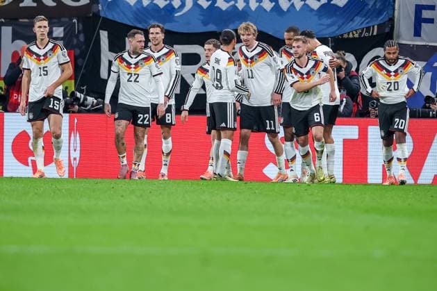 17.11.2025, Fußball, Länderspiel, WM-Qualifikation Europa, Deutschland - Slowakei, Red Bull Arena (Leipzig), 10. Spieltag, Saison 2025 2026: Torjubel nach dem Tor zum 1:0 durch Torschütze Nick Woltemade (GER 11) zusammen mit der Mannschaft Regulations prohibit any use of photographs as image sequences and or quasi-video. Sachsen Deutschland