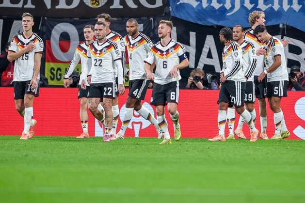 17.11.2025, Fußball, Länderspiel, WM-Qualifikation Europa, Deutschland - Slowakei, Red Bull Arena (Leipzig), 10. Spieltag, Saison 2025 2026: Torjubel nach dem Tor zum 1:0 durch Torschütze Nick Woltemade (GER 11) zusammen mit der Mannschaft Regulations prohibit any use of photographs as image sequences and or quasi-video. Sachsen Deutschland