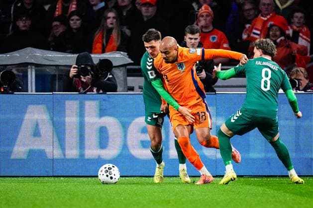 World Cup qualification: The Netherlands v Lithuania Amsterdam - Tomas Kalinauskas of Lithuania, Donyell Malen of The Netherlands during the qualification match for the World Cup 2026. The match is set between The Netherlands and Lithuania at Johan Cruyff Arena on 17 November 2025 in Amsterdam, The Netherlands. (VK Sportphoto Yannick Verhoeven) Copyright: xYannickxVerhoevenx