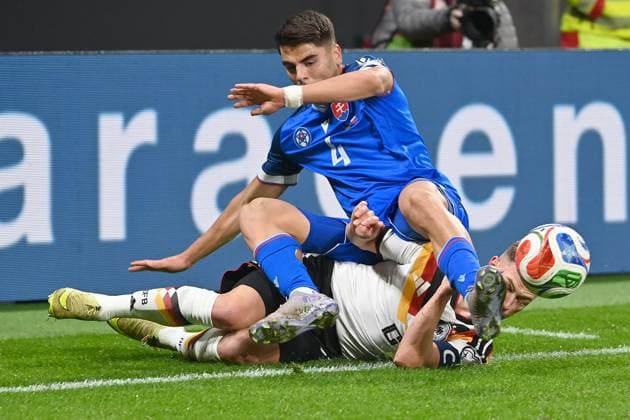Joshua KIMMICH (GER), Aktion,Zweikampf gegen Adam OBERT (SVK) . Fussball Laenderspiel, WM Qualifikation Gruppe A Spieltag 06, Deutschland (GER) - Slowakei (SVK) am 17.11.2025, RED BULL ARENA