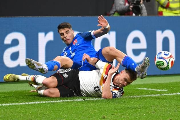Joshua KIMMICH (GER), Aktion,Zweikampf gegen Adam OBERT (SVK) . Fussball Laenderspiel, WM Qualifikation Gruppe A Spieltag 06, Deutschland (GER) - Slowakei (SVK) am 17.11.2025, RED BULL ARENA Â