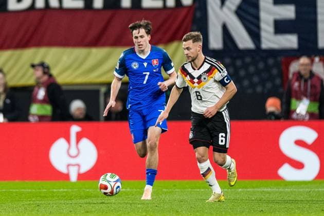 FIFA World Cup, WM, Weltmeisterschaft, Fussball UEFA Qualifiers: Deutschland - Slowakei; 17.11.2025 Zweikampf Leo Sauer (Slowakei, 7), Joshua Kimmich (Deutschland, 6) FIFA World Cup UEFA Qualifiers: Deutschland - Slowakei; Leipzig, Red Bull Arena, 17.11.2025 Copyright: xBEAUTIFULxSPORTS Wunderlx