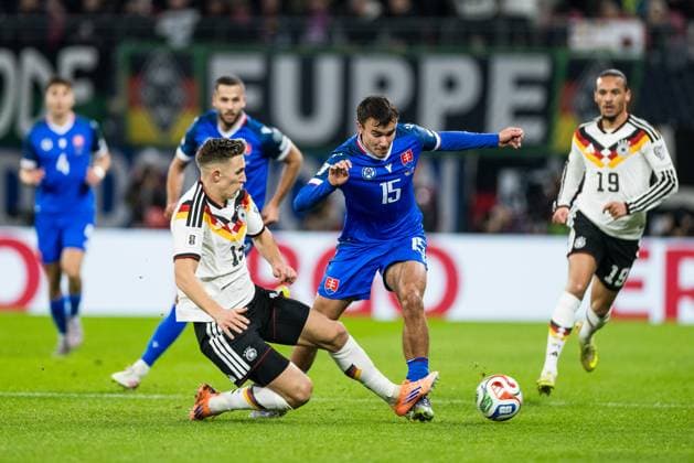 FIFA World Cup, WM, Weltmeisterschaft, Fussball UEFA Qualifiers: Deutschland - Slowakei; 17.11.2025 Zweikampf Nico Schlotterbeck (Deutschland, 15), David Strelec (Slowakei, 15) FIFA World Cup UEFA Qualifiers: Deutschland - Slowakei; Leipzig, Red Bull Arena, 17.11.2025 Copyright: xBEAUTIFULxSPORTS Wunderlx