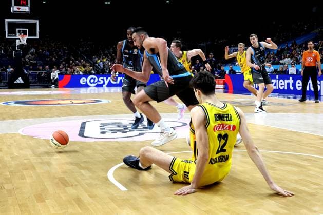 DEU, Pokal-Viertelfinale, ALBA vs. Bayern Muenchen, 17.11.2025, Uber-Arena, Berlin, DEU, Pokal-Viertelfinale, ALBA vs. Bayern Muenchen, im Bild Nevio Bennefeld(ALBA Berlin 22), Alex Herrera (Jena 41)