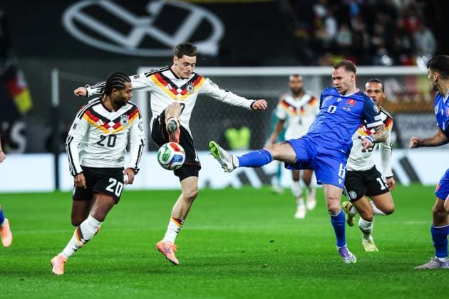 Fussball, UEFA European Qualifiers WM Qualifikation Europa Gruppe A - 10. Spieltag Deutschland - Slowakei 17.11.2025, Red Bull Arena Serge Gnabry (Deutschland, 20) Florian Wirtz (Deutschland, 17) Norbert Gyömber (Slowakei, 6) Leipzig Red Bull Arena Sachsen Deutschland