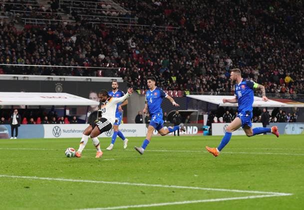 17.11.2025, xtgx, Fussball WM-Qualifikation 2026, Deutschland - Slowakei v.l. Serge Gnabry (Deutsche Fussball Nationalmannschaft DFB), Adam Obert (Slowakei), Milan Skriniar (Slowakei) Goal scored, erzielt das Tor zum. 2:0 (DFL DFB REGULATIONS PROHIBIT ANY USE OF PHOTOGRAPHS as IMAGE SEQUENCES and or QUASI-VIDEO) Leipzig
