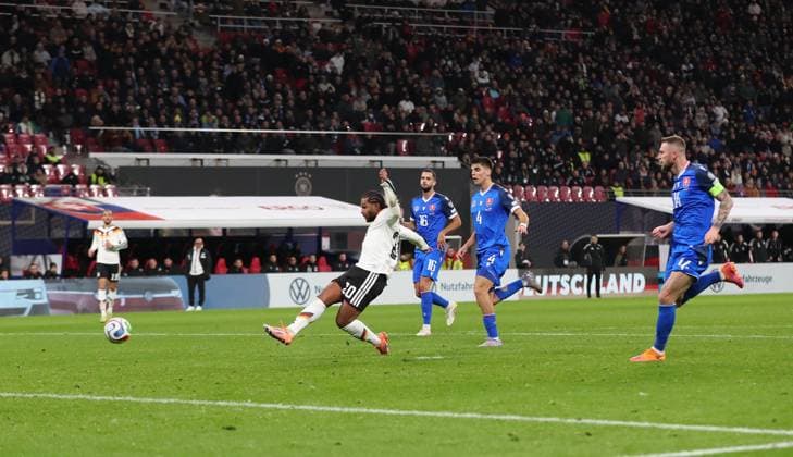 17.11.2025, xtgx, Fussball WM-Qualifikation 2026, Deutschland - Slowakei v.l. Serge Gnabry (Deutsche Fussball Nationalmannschaft DFB), Adam Obert (Slowakei), Milan Skriniar (Slowakei) Goal scored, erzielt das Tor zum. 2:0 (DFL DFB REGULATIONS PROHIBIT ANY USE OF PHOTOGRAPHS as IMAGE SEQUENCES and or QUASI-VIDEO) Leipzig