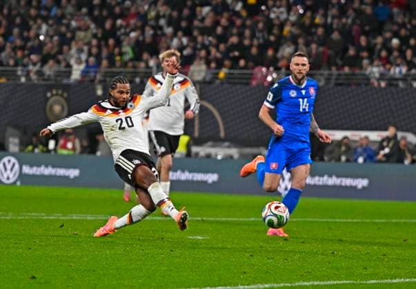 17.11.2025, Fussball WM-Qualifikation Europa 2025 26, 10.Spieltag, Deutschland - Slowakei, in der Red-Bull-Arena Leipzig (Deutschland). Serge Gnabry (Deutschland) trifft zum 2:0 gegen Towart Martin Dubravka (Slowakei)