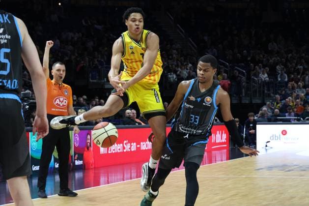 DEU, Pokal-Viertelfinale, ALBA vs. Bayern Muenchen, 17.11.2025, Uber-Arena, Berlin, DEU, Pokal-Viertelfinale, ALBA vs. Bayern Muenchen, im Bild Jack Kayil( ALBA Berlin 7), Eric Washington (Jena 33)