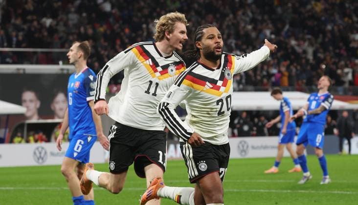 Leipzig , Fußball Länderspiel WM Qualifikation ( Europa ) , Deutschland vs. Slowakei , von links: Nick Woltemade Serge Gnabry ( GER )