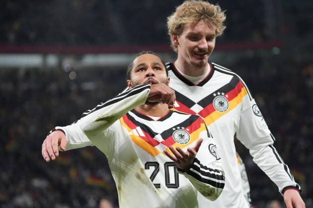 celebrate the goal, Signatur Torjubel zum 2:0 Serge Gnabry (Deutschland Germany) mit Nick Woltemade (Deutschland Germany) - Leipzig 17.11.2025: Deutschland vs. Slowakei, WM-Qualifikation, 6. Spieltag