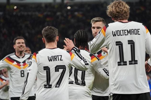 celebrate the goal, Signatur Torjubel zum 2:0 Serge Gnabry (Deutschland Germany) mit Nick Woltemade (Deutschland Germany), Nico Schlotterbeck (Deutschland Germany), Florian Wirtz (Deutschland Germany) - Leipzig 17.11.2025: Deutschland vs. Slowakei, WM-Qualifikation, 6. Spieltag