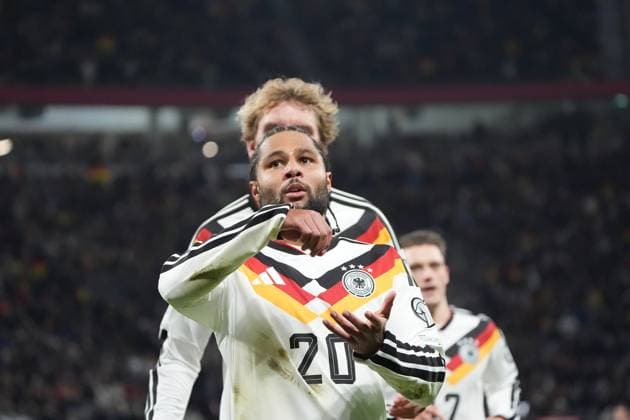 celebrate the goal, Signatur Torjubel zum 2:0 Serge Gnabry (Deutschland Germany) mit Nick Woltemade (Deutschland Germany) - Leipzig 17.11.2025: Deutschland vs. Slowakei, WM-Qualifikation, 6. Spieltag