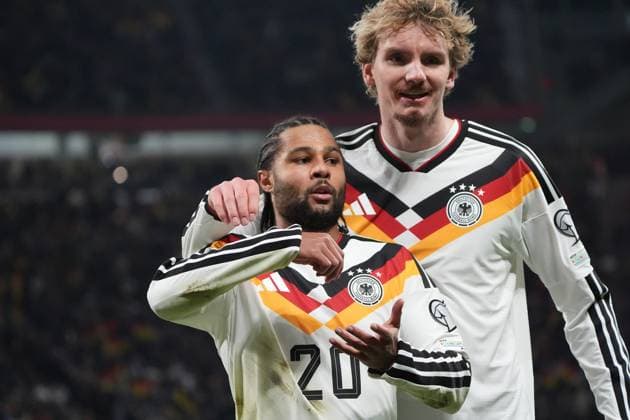 celebrate the goal, Signatur Torjubel zum 2:0 Serge Gnabry (Deutschland Germany) mit Nick Woltemade (Deutschland Germany) - Leipzig 17.11.2025: Deutschland vs. Slowakei, WM-Qualifikation, 6. Spieltag