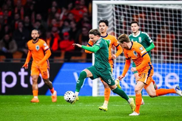 World Cup qualification: The Netherlands v Lithuania Amsterdam - Tomas Kalinauskas of Lithuania, Frenkie de Jong of The Netherlands during the qualification match for the World Cup 2026. The match is set between The Netherlands and Lithuania at Johan Cruyff Arena on 17 November 2025 in Amsterdam, The Netherlands. (VK Sportphoto Yannick Verhoeven) Copyright: xYannickxVerhoevenx